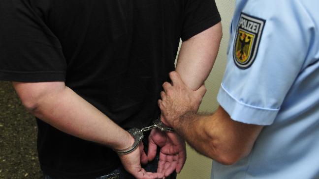 19-Jähriger schlägt Polizisten gegen den Kopf