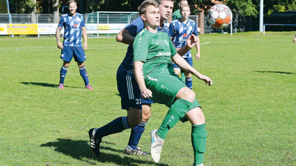 Derk Schüür (links im blauem Trikot) und seine Möhlenwarfer hatten Heisfelde um Leon Vosse nicht viel entgegenzusetzen.  © Foto: Born