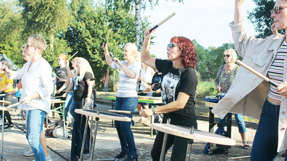 Rund 100 Trommler schwangen bei der Landsburghalle die Schlagstöcke und machten dabei ordentlich Krach.  © Foto: Berents