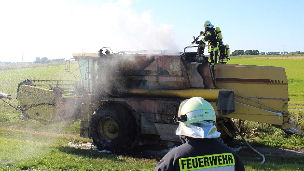 Die Feuerwehr musste gestern Abend nach Grimersum ausrücken. Ein Mähdrescher hatte Feuer gefangen.  © Feuerwehr