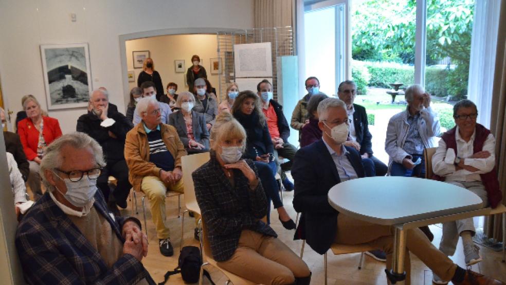 Rund 40 Gäste kamen zur Eröffnung der neuen Schau ins Kunsthaus am Turnerweg in Leer. © Foto: Ammermann