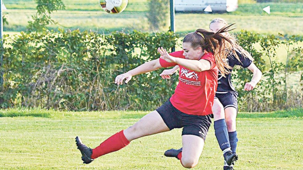 SG-Stürmerin Wiebke Boelen erwischt den Ball in dieser Szene nicht mehr.  © Foto: Ammermann