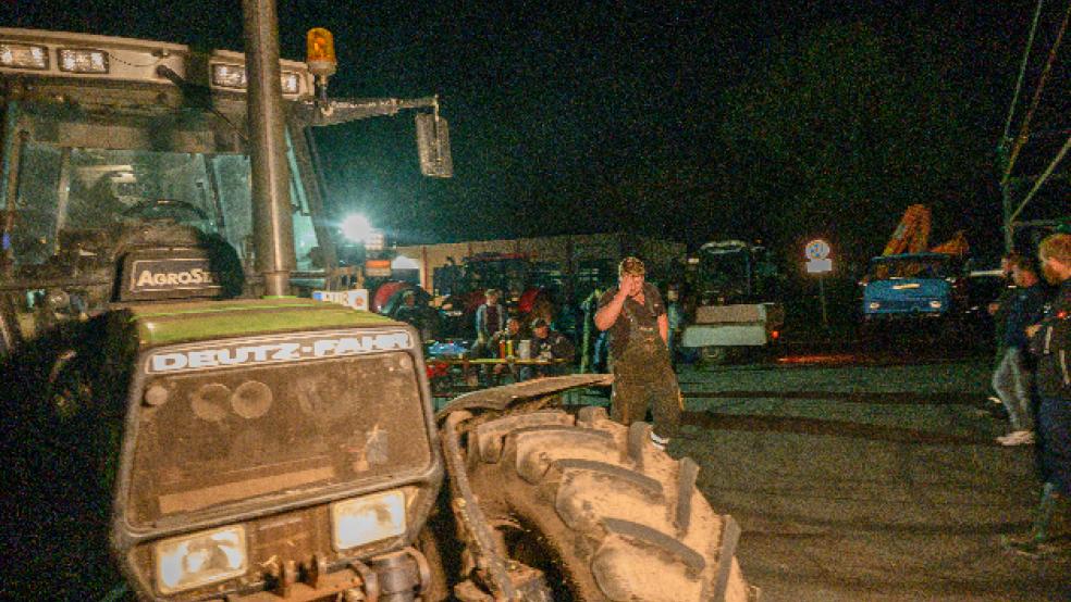 Sieben Landwirte protestierten am späten Montagabend beim Aldi-Zentrallager in Hesel gegen die niedrigen Erzeugerpreise vor allem in der Schweinehaltung. © Foto: Bruins