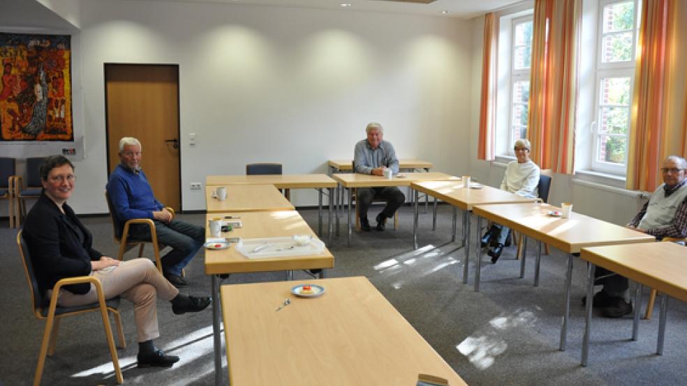 Noch heute erinnern sich etliche Menschen aus Stapelmoor an Rosa „Roske“ Lazarus und ihren Bruder Samuel „Sami“ Lazarus. Dazu fand im November 2020 ein Gespräch mit Zeitzeuginnen und Zeitzeugen statt. Links im Bild Pastorin Barbara Wündisch-Konz.  © Foto: Boelmann