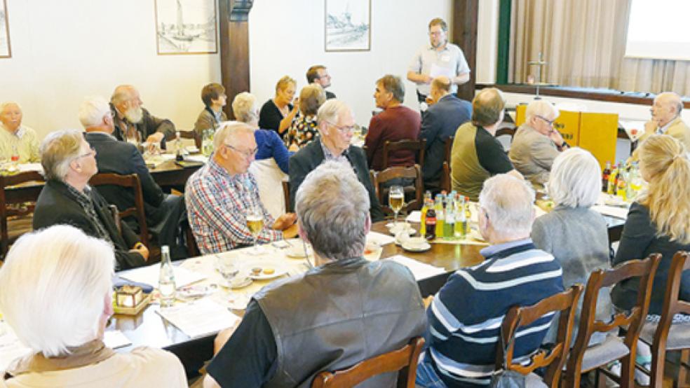 Der Vorsitzende des Vereins »Oostfreeske Taal« Hans Freese war sichtlich erfreut, seine zahlreich erschienenen Mitglieder endlich wieder einmal in Präsenz statt von dem PC-Bildschirm begrüßen zu dürfen.  © Foto: Jürgens