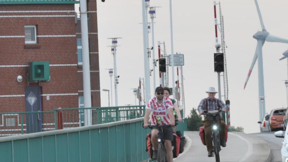 So ist es richtig: Radfahrer fahren von Bingum nach Leer auf der rechten Seite der Emsbrücke. In entgegengesetzter Richtung ist der rechtsseitige Radweg zu benutzen. © Foto: Wolters