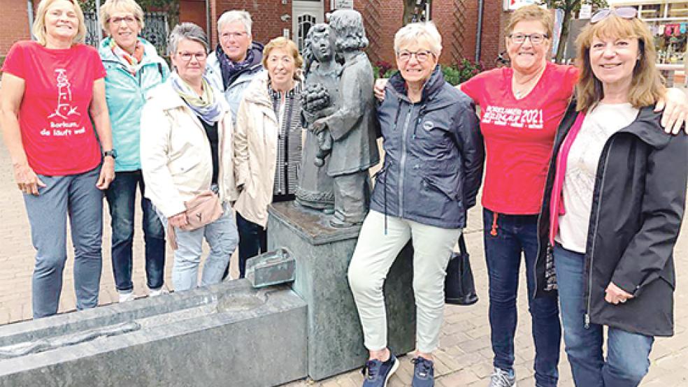 Regina Stark (von links), Jeane Schmidt, Thea Mannel, Roswitha Krüger, Elfriede Engel, Bea Rusthoven, Dora Rabenberg und Franziska Pugh nahmen am Borkumer Meilenlauf teil.  © Foto: privat