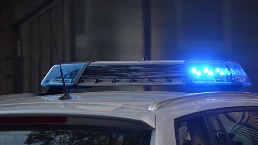 Die Polizei sucht nach einem Gelddiebstahl auf dem Parkplatz eines Einkaufszentrums an der Neuschanzer Straße in Bunde Zeugen der Tat.  © Foto: Archiv