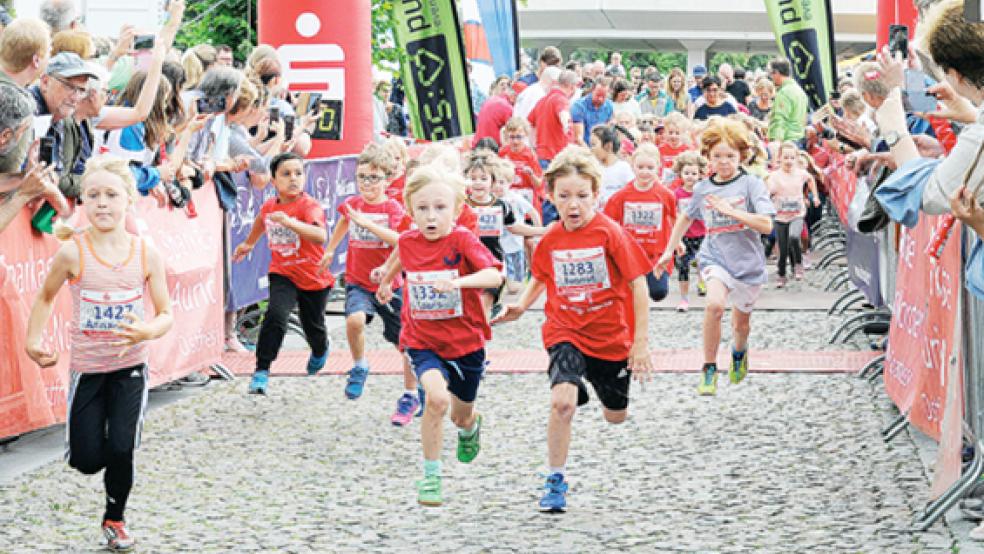 Für die Teilnehmer des Bambinilaufes gibt es beim Auricher Sparkassenlauf ein kostenloses T-Shirt.  © Foto: privat