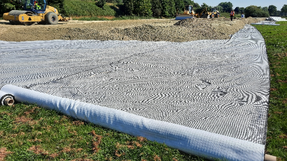 Entlang des Bahndamms zwischen Hilkenborger Straße und »Müggenborg« werden zurzeit unzählige Tonnen Sand aufgefahren, um die Baustelle einzurichten. Als Bodenschutz dienen riesige Vlies-Unterlagen. © Foto: Szyska