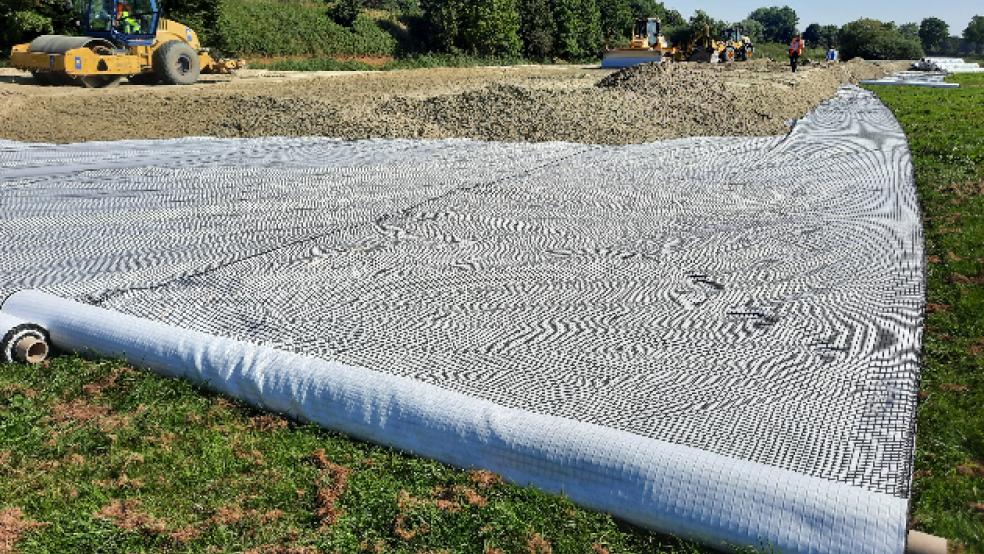 Entlang des Bahndamms zwischen Hilkenborger Straße und »Müggenborg« werden zurzeit unzählige Tonnen Sand aufgefahren, um die Baustelle einzurichten. Als Bodenschutz dienen riesige Vlies-Unterlagen. © Foto: Szyska