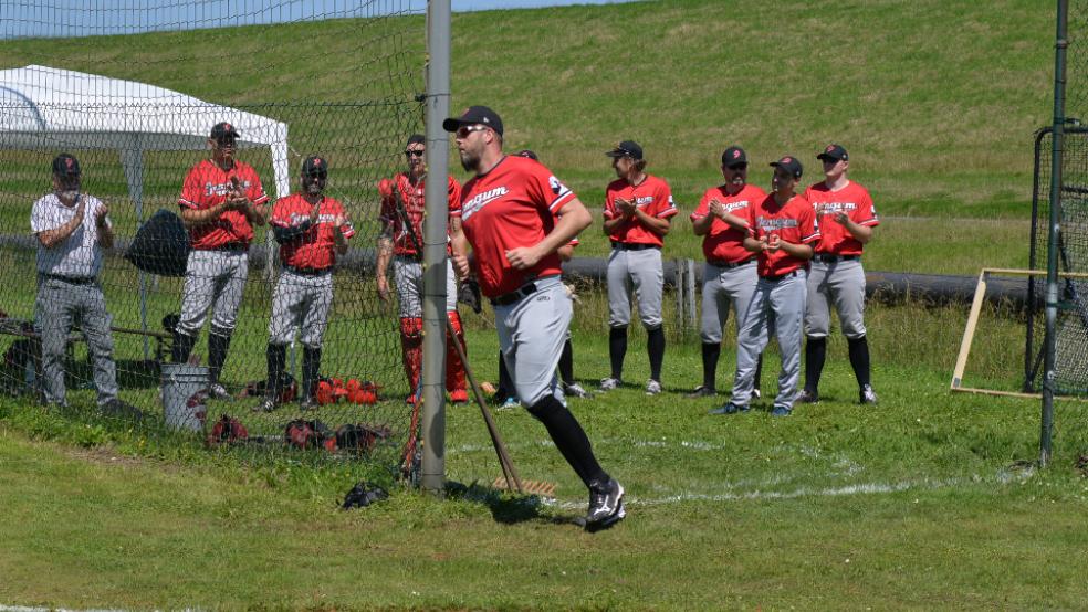 Die Baseballer der Jemgum Dykereeves um Spielertrainer Jens Flink (vorne) hoffen auf zahlreiche Zuschauer - wie im ersten Heimspiel gegen die Bremen Dockers. © Foto: Born