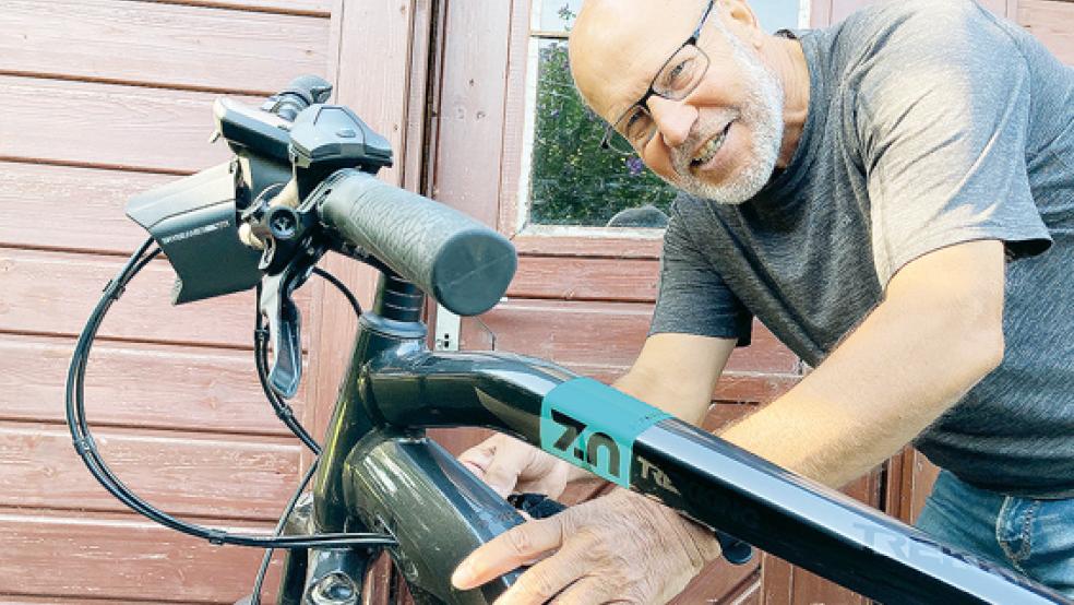 Harm Meinders ist Vorsitzender des Rheiderländer Fahrradclubs (ADFC) und mittlerweile auch ein begeisterter Pedelec-Fahrer. Hier lädt der Bunder die Batterie seines modernen Drahtesels auf.  © Foto: Boelmann