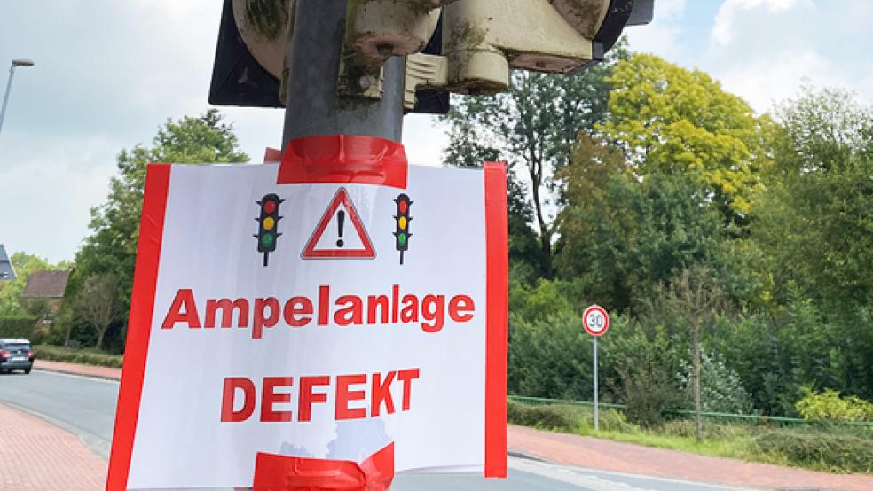 Außer Betrieb: Ein angeklebtes Schild weist auf die defekte Ampel an der Hofstraße in Jemgum hin.  © Foto: Hanken