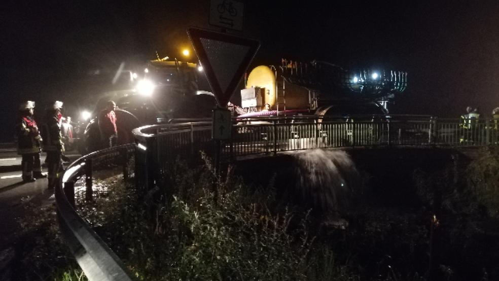 Das Regenwasser wurde mit den Güllefässern abgepumpt und in den Ringkanal wieder abgelassen oder auf Flächen und in Gräben gepumpt, die noch Wasser fassen konnten. © Foto: Goldenstein (Kreisfeuerwehr Aurich)