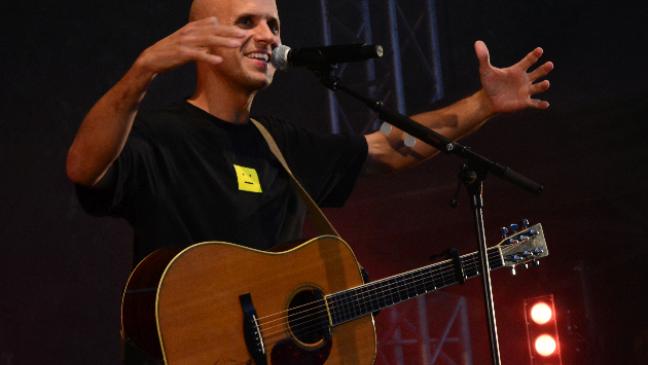 Milow-Fans hüpfen im Takt
