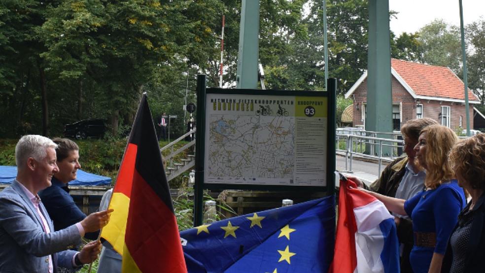 Am B.L. Tijdenskanaal in der Nähe des Grenzübergangs zwischen Bellingwolde und Wymeer enthüllten (von links) Landrat Matthias Groote (Landkreis Leer), Fleur Gräper (Deputierte für Verkehr der Provinz Groningen), Landrat Marc-André Burgdorf (Landkreis Emsland) und Mirjam Wulfse (Deputierte für Tourismus und Erholung der Provinz Groningen) am Freitag die Informationstafel am Knotenpunkt 93. © Foto: Kuper