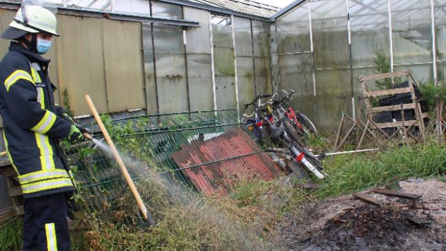 Feuerwehr löscht Brand hinter Gewächshaus