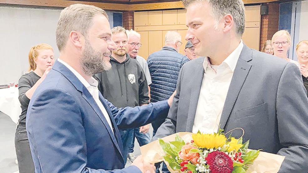 Uwe Sap folgt als Bürgermeister auf seinen Vater Gerald und Stevie Evers gratulierte nach dem Wahlsieg.  © 