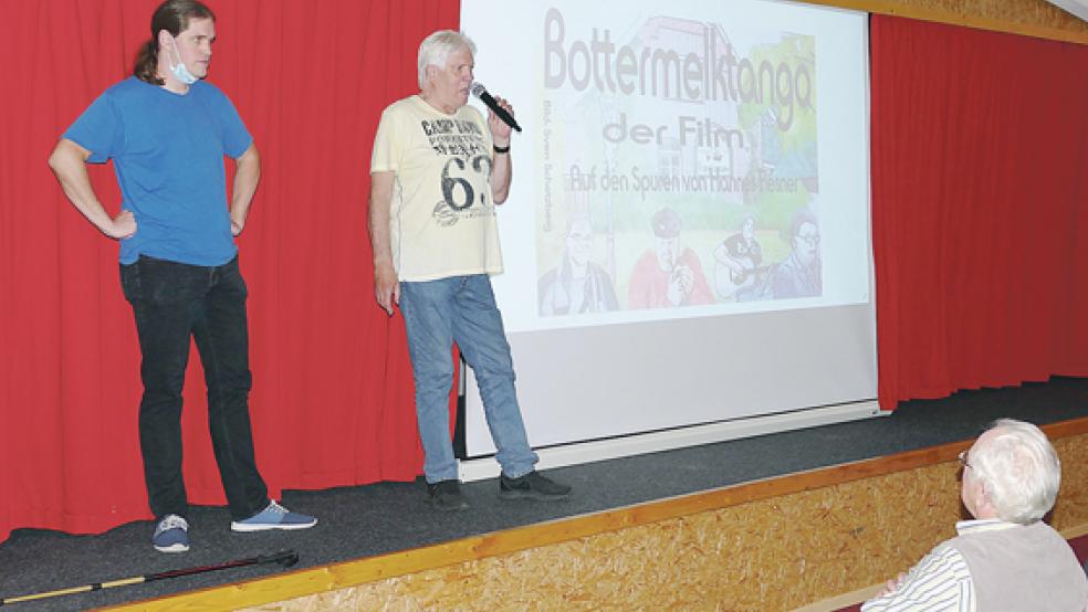 Der Musiker und Entertainer Enno Jakobs präsentierte eine mit seinem Sohn Ralf Jakobs (links) gedrehte Dokumentation über den legendären »Schgangsongjee« Hannes Flesner.  © Foto: Jürgens