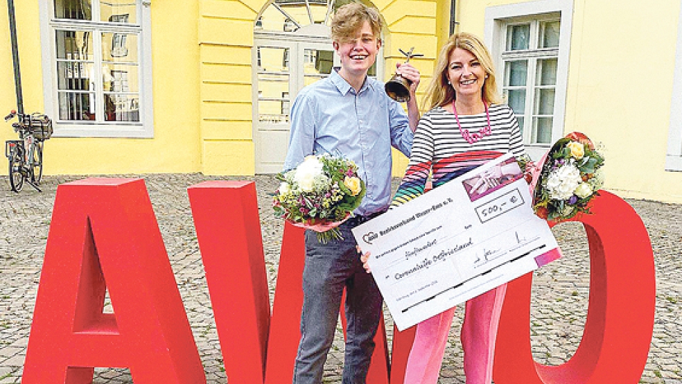 Leander de Buhr und seine Mutter Katrin bei der Preisübergabe. © privat