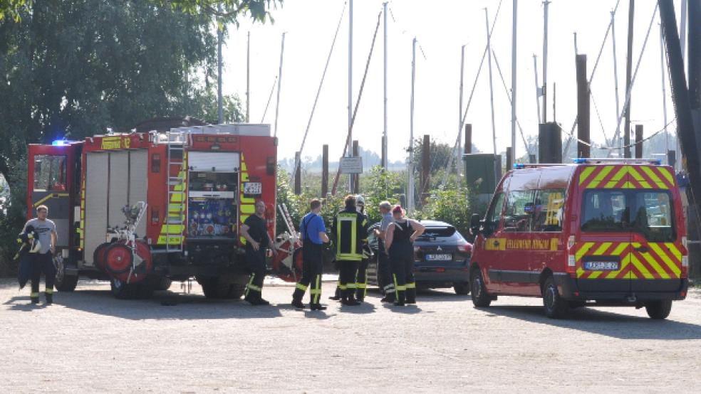 Die Rettung der Frau gestaltete sich aufgrund des Niedrigwassers und des tief unten am Steg vertäutem Bootes schwierig. © Wolters