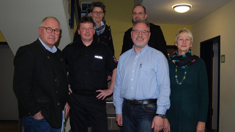 Die Lenkungsgruppe des Netzwerks Rheiderland mit Gästen: Vorne von links Jemgums Bürgermeister Hans-Peter Heikens, Ralf Hickmann, Leiter der Polizeistation Weener, Hermann Lampen von der Bundespolizei und Weeners Stadtjugendpflegerin Angelika Janßen-Harms. Hinten Jugendpfleger Werner Hoffmann von der Gemeinde Bunde und die Präventionsbeauftragte der Polizeiinspektion Leer/Emden, Christa Frigger. © Archivfoto: Hoegen