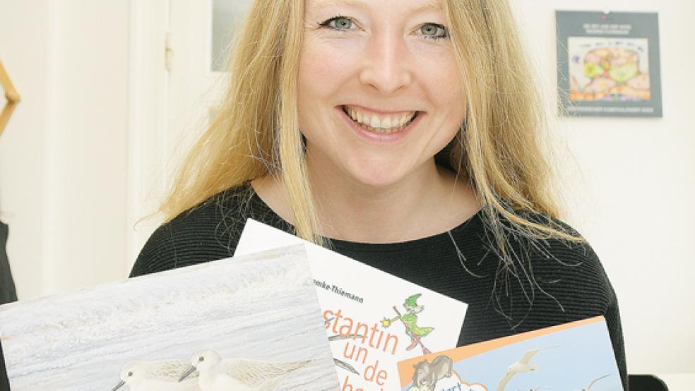 Grietje Kammler vom Plattdüütsbüro präsentiert die neuen Titel.  © Foto: privat
