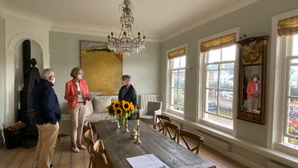 Im »Historischen Hafenhaus« in Weener spricht Christine Tonndorf über die Geschichte des repräsentativen Gebäudes. © Foto: Kuper