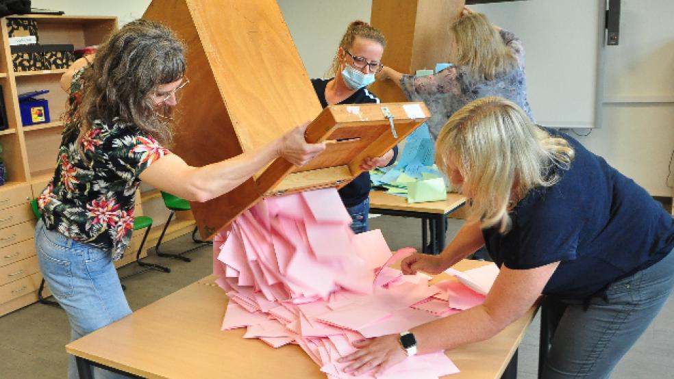 Der Mehrzweckraum der Grundschule in Bingum diente als Wahllokal, in dem auch die vier unterschiedlichen Stimmzettel ausgezählt wurden. Mit nur 44 Prozent war die Wahlbeteiligung in Bingum unterdurchschnittlich. © Foto: Wolters