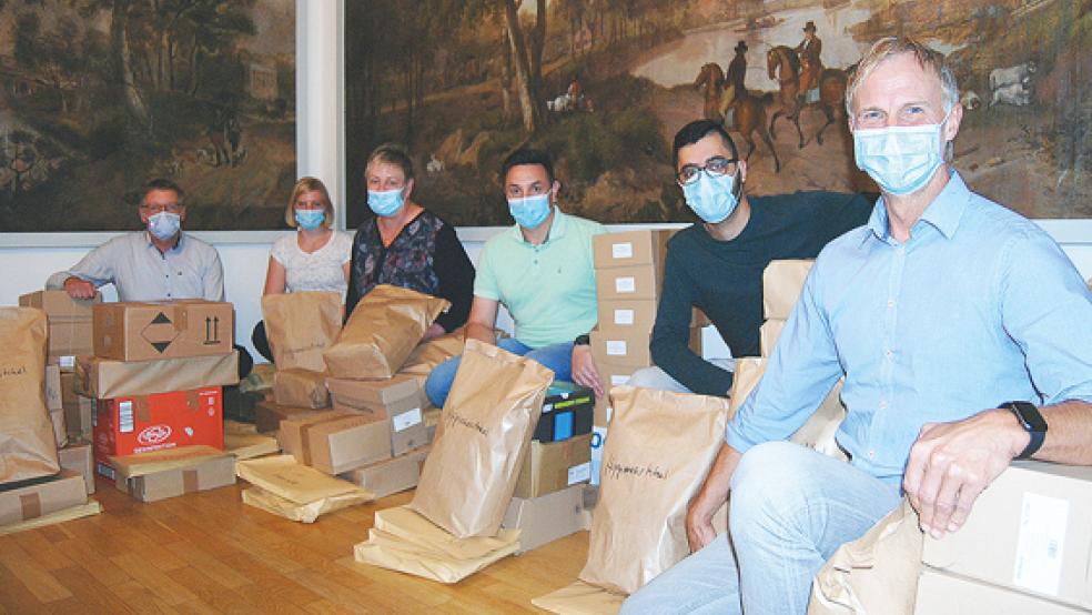 Keine Wahl ohne Wahlzettel - im Trauzimmer des Rathauses der Stadt Weener lagerten bis kurz vor dem Wahlsonntag rund 60.000 Stimmzettel und Corona-Hygieneartikel für die Wahllokale der Stadt. Im Bild das Wahlteam der Stadtverwaltung. Von rechts Benno Renken, Imke Mülder, Traute Abbas, Andreas Broek, Kamyar Jhyanmehr und Hermann Welp.  © Foto: Hoegen