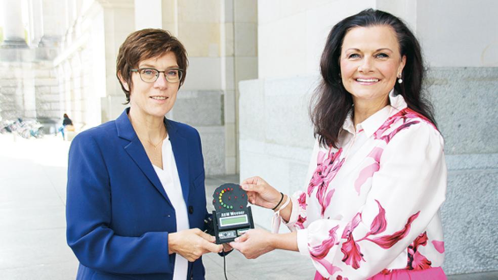 Verteidigungsministerin Annegret Kramp-Karrenbauer und die CDU-Bundestagsabgeordnete Gitta Connemann mit dem CO2-Messgerät, »made in Weener«.  © Foto: privat