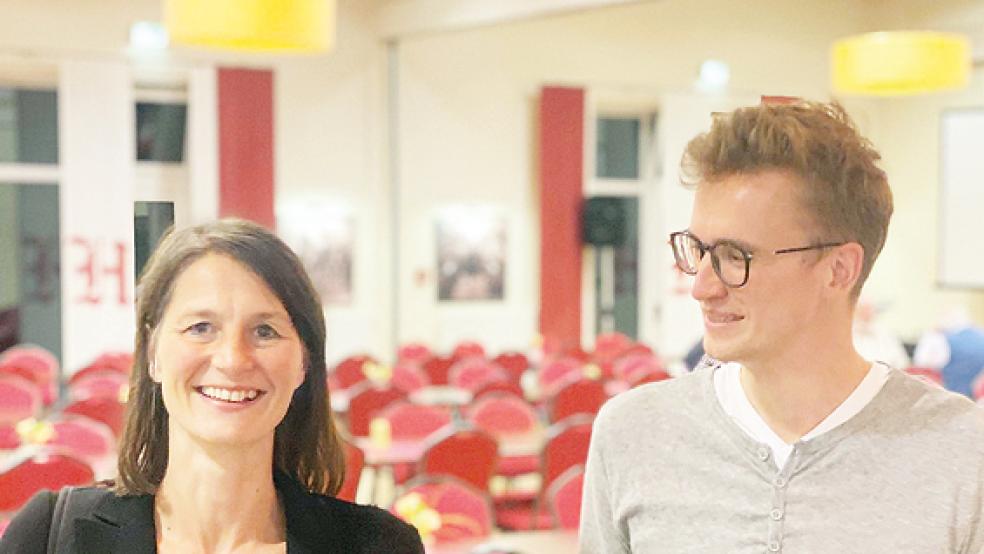 Julian Pahlke begrüßte Miriam Staudte in Papenburg.  © Foto: Grüne