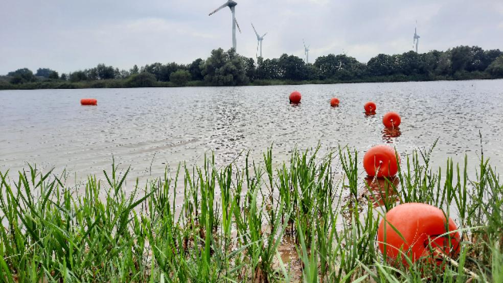 Still ruht der Badesee in Holtgaste: Die Planungen der Gemeinde Jemgum, zusammen mit einem Investor eine Freizeitanlage mit einem Campingplatz und einer Stellfläche vor Wohnmobile zu schaffen, sind ins Stocken geraten. © Foto: Szyska