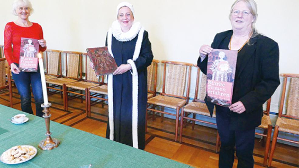 Etta Bengen (rechts) und Katrin Rodrian (links) haben Herma Cornelia Peters für ihre Rolle als Anna von Oldenburg mit den historischen Fakten versorgt.  © Foto: Jürgens