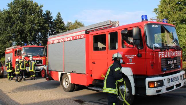 Mann unter Kühlschrank eingeklemmt