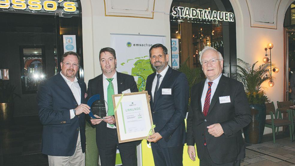 Zufriedene Gesichter (von links): Ems-Achse-Vorsitzender Bernard Krone, Jörg Fischer (NV-Versicherungen; 1. Platz Produkt des Jahres), Umweltminister Olaf Lies und Landtagsvizepräsident Bernd Busemann.  © Foto: Ems-Achse