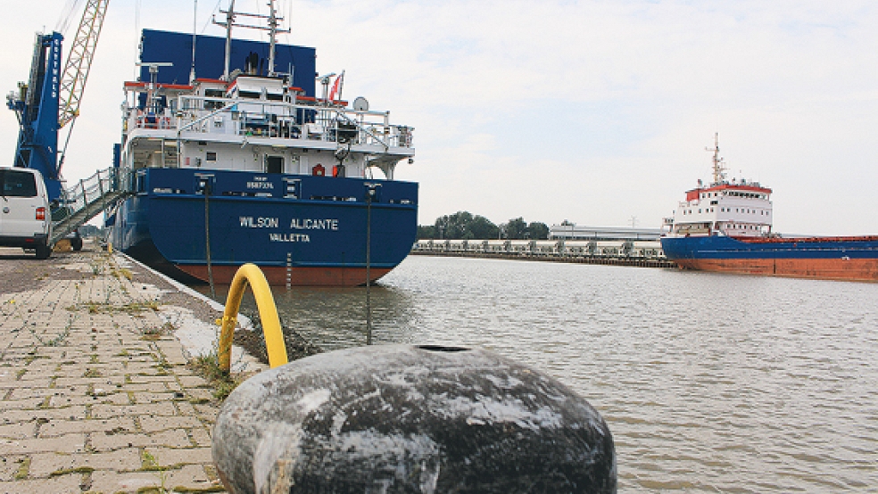 Der Förderbescheid in Millionenhöhe hilft, Arbeitsplätze im Papenburger Hafen zu erhalten. Ausbaggerungen im Hafen werden mit dem Geld gefördert.  © Foto: RZ-Archiv