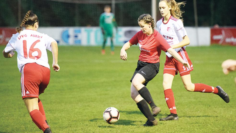 Neele Geyken und der SV-Ems-Offensive fehlte nach vorne hin die Durchschlagskraft.  © Foto: Bruins
