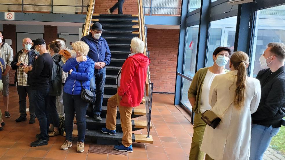 Am Wahlabend informierten sich einige Ratsmitglieder und andere Interessierte im Foyer des Dörfergemeinschaftshauses in Jemgum über die Ergebnisse der Stimmauszählung. © Foto: Wolters