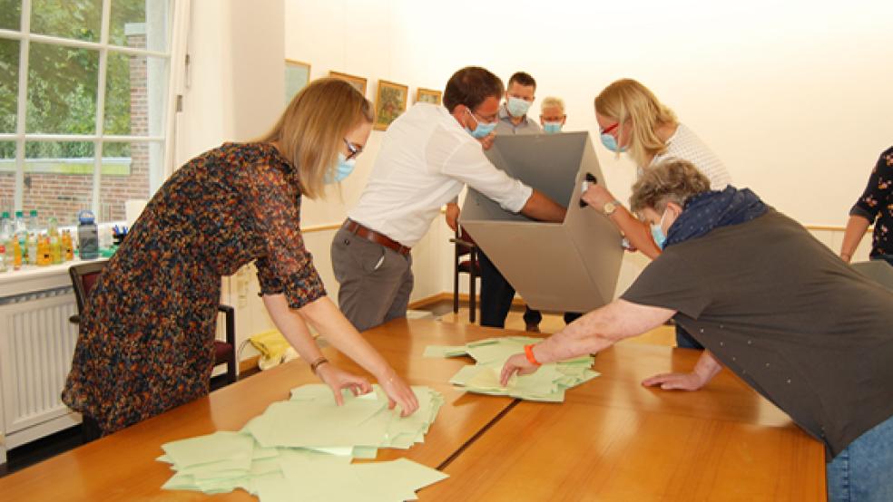 Die Auszählung der Stimmen begann, wie hier im Rathaus Weener, am Sonntag kurz nach 18 Uhr. Heute stellt der Landkreis Leer das amtliche Endergebnis der Wahl fest.  © Foto: Hoegen