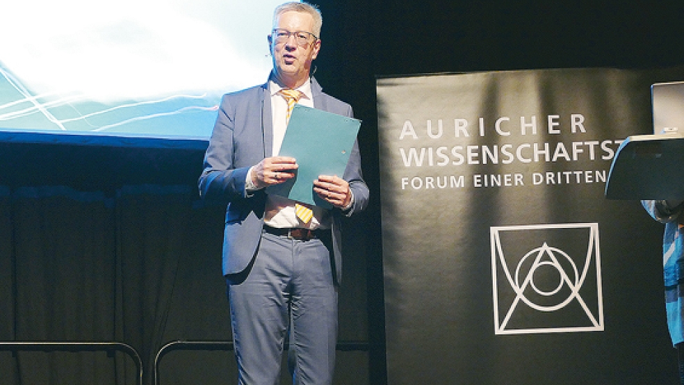 Unterhaltsam: Prof. Günther Ziegler bei seinem Vortrag in der Auricher Sparkassenarena.  © Foto: Jürgens