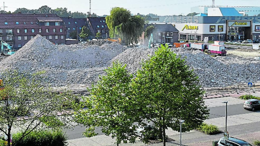 Die gewaltigen Schuttberge, die sich nach dem Abriss des Ems-Centers aufgetürmt haben, werden zerlegt und sortiert. © Foto: Belling