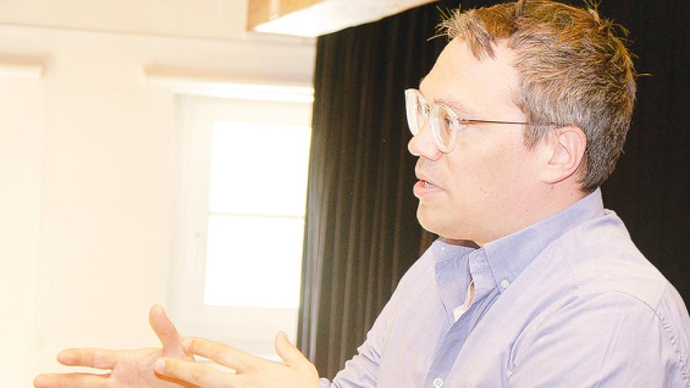 Tiemo Wölken (SPD) beantwortete die zahlreichen Fragen der Schülerinnen und Schüler der BBS II Leer.  © Foto: VHS