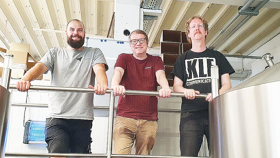 Max Olbrich, Heiko Gogolin und Uke Bosse (von links) brauen für »Orca Brau« ein Teebier.  © Foto: privat