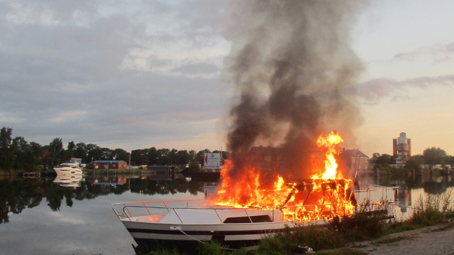 Sportboot fängt Feuer