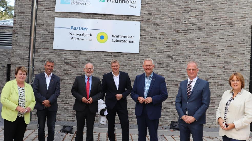 Prominente Gäste aus der Politik kamen zur Eröffnung des Maritimen Technikums: (v.l.) Johanne Modder (Mdl), Johann Saathoff (MdB), Hochschulpräsident Prof. Dr. Gerhard Kreutz, Ulf Thiele (MdL), Minister Björn Thümle, Prof. Dr. Jann Strybny, Hillgriet Eilers (MdL). © Hochschule