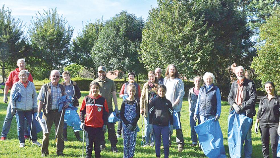 Rund 20 Teilnehmer trafen sich am Samstagvormittag zunächst im Jemgumer Wierde-Park.  © Fotos: Ammermann