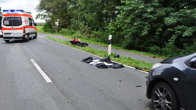 Motorradfahrer von Auto erfasst
