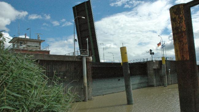 Brücke der Seeschleuse noch länger gesperrt